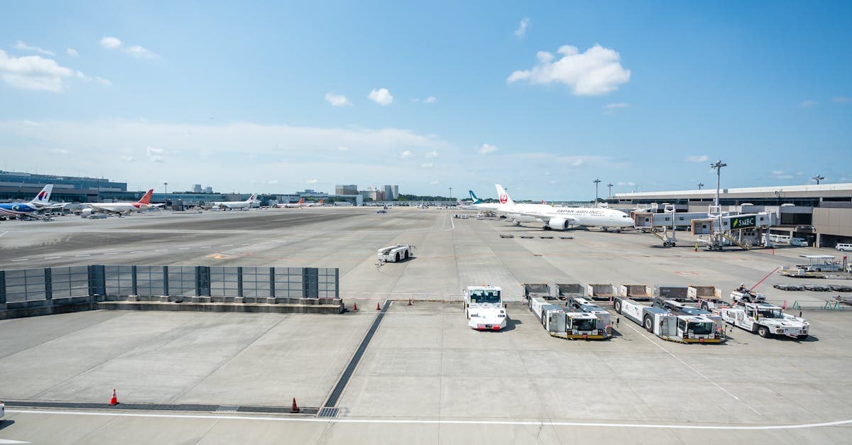晴空下日本機場停機坪全景,多架飛機整齊排列等待直飛名古屋航班出發