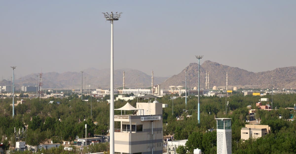 منظر جوي لمدينة باكستانية بجوار جبال شاهقة يوضح تغطية pak sim data في مختلف المناطق