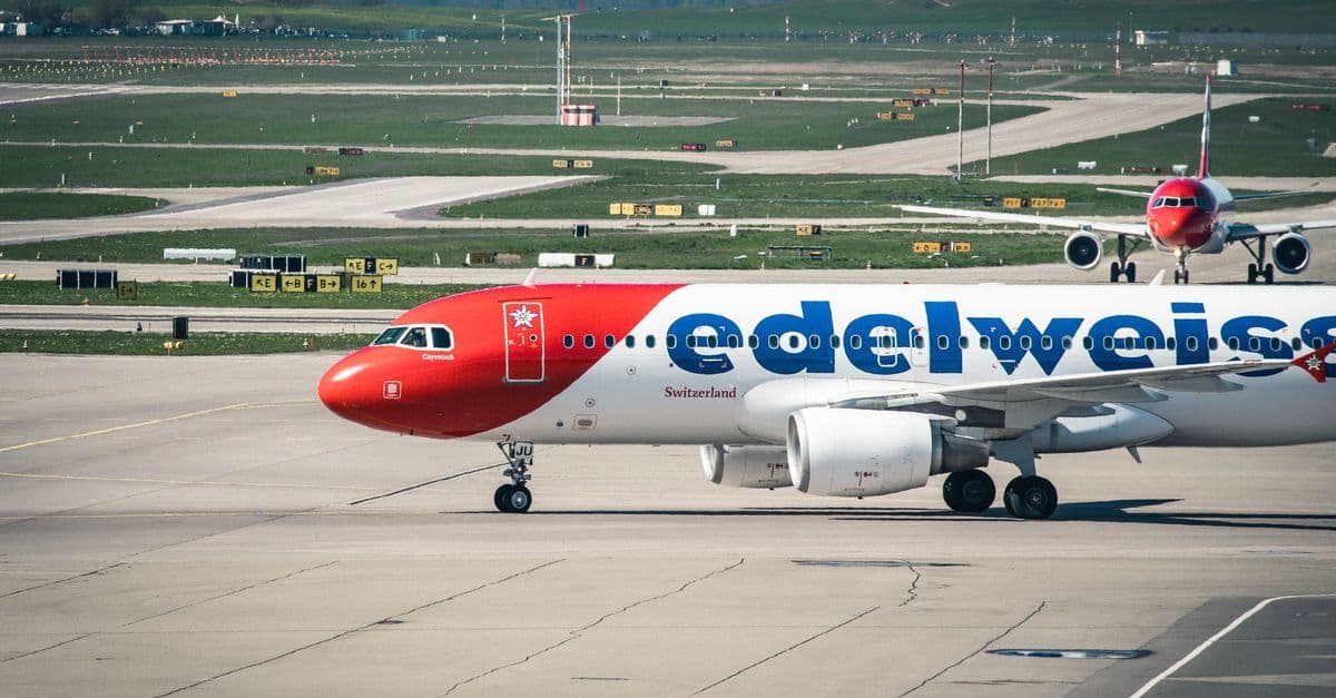 Edelweiss Air Airbus A320 auf dem Rollfeld des Flughafens Zürich – der richtige Zeitpunkt für günstige Flüge.