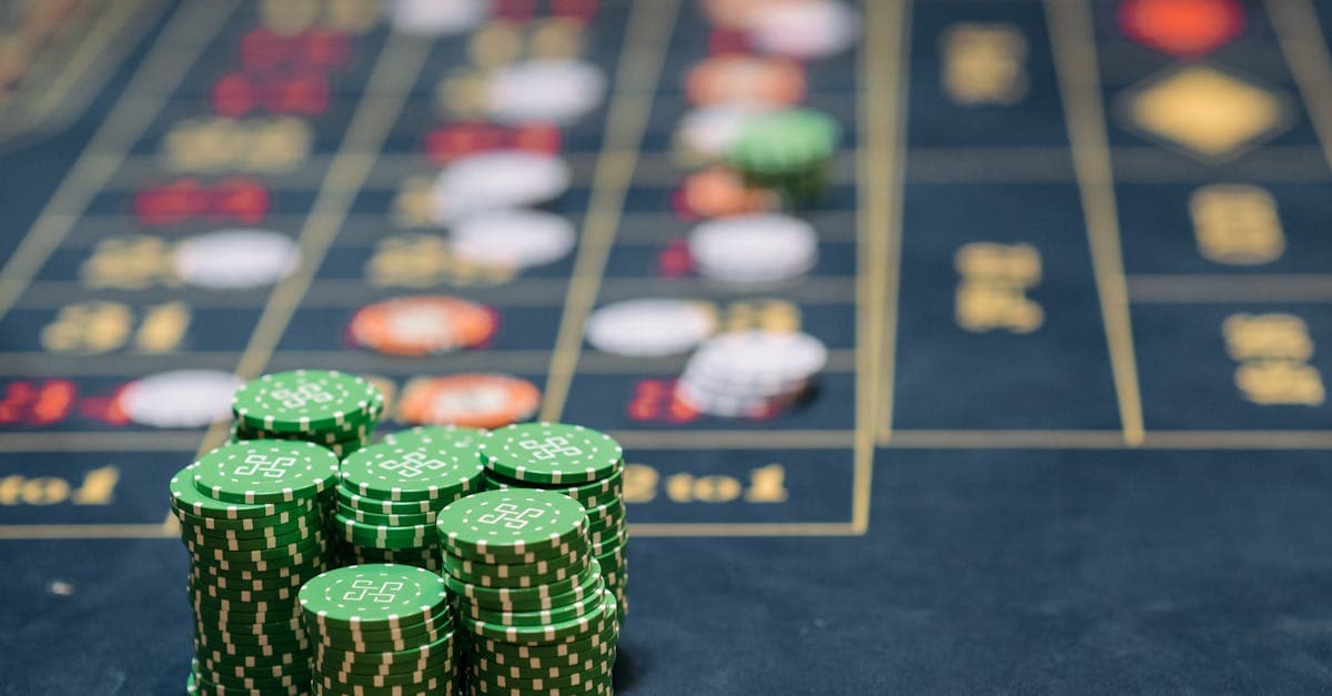 Fichas de póker verdes apiladas en mesa de casino, representando los mejores bonos sin depósito en México
