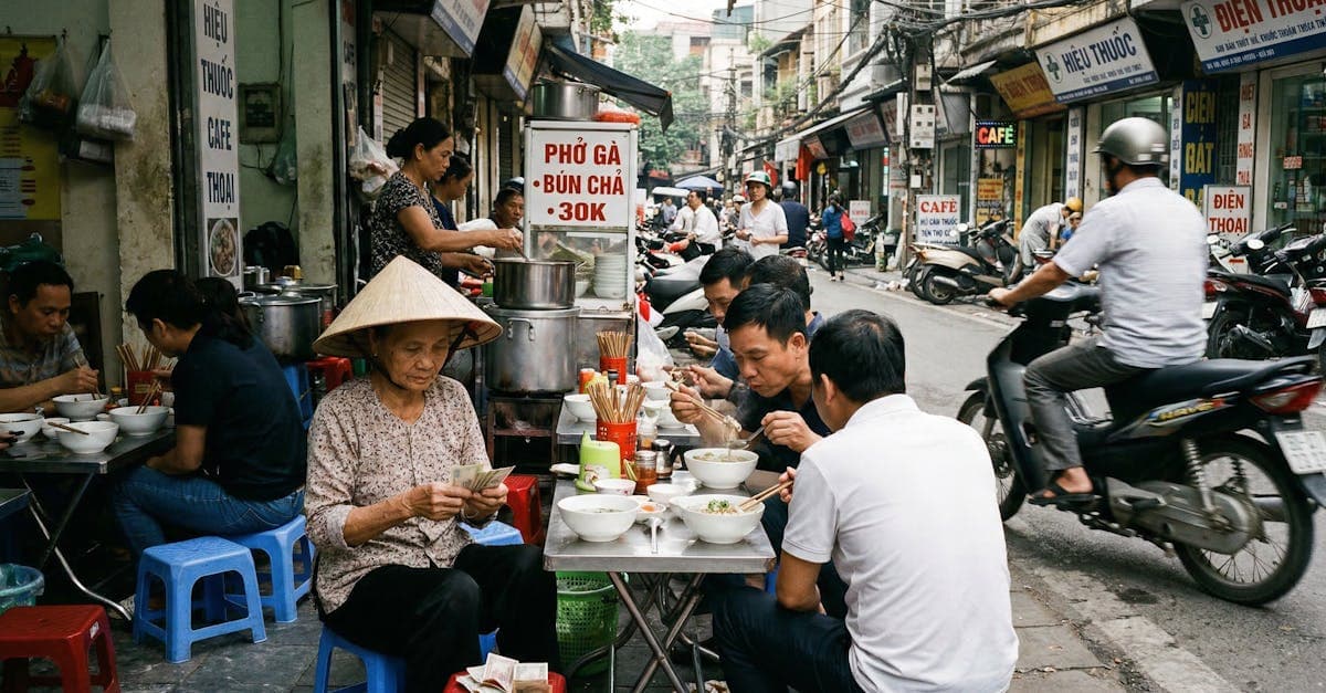 Lokale nyder hanoi alley street food i Hanois Gamle Kvarter med traditionelt vietnamesisk køkken