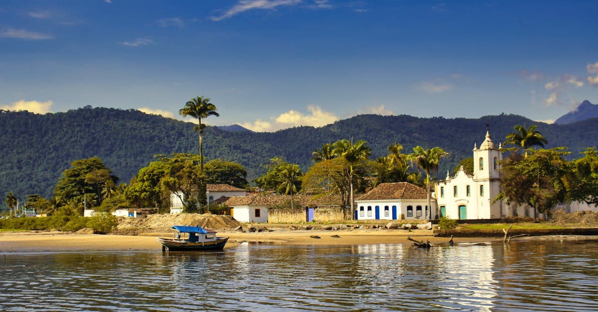Vista pitoresca do centro histórico de Paraty com a Igreja Nossa Senhora das Dores refletida nas águas calmas