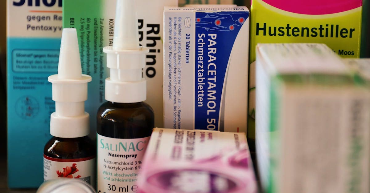 Assortiment verkoudheids- en griepgeneesmiddelen bij de apotheek, onmisbaar op je paklijst vakantie voor gezondheid.
