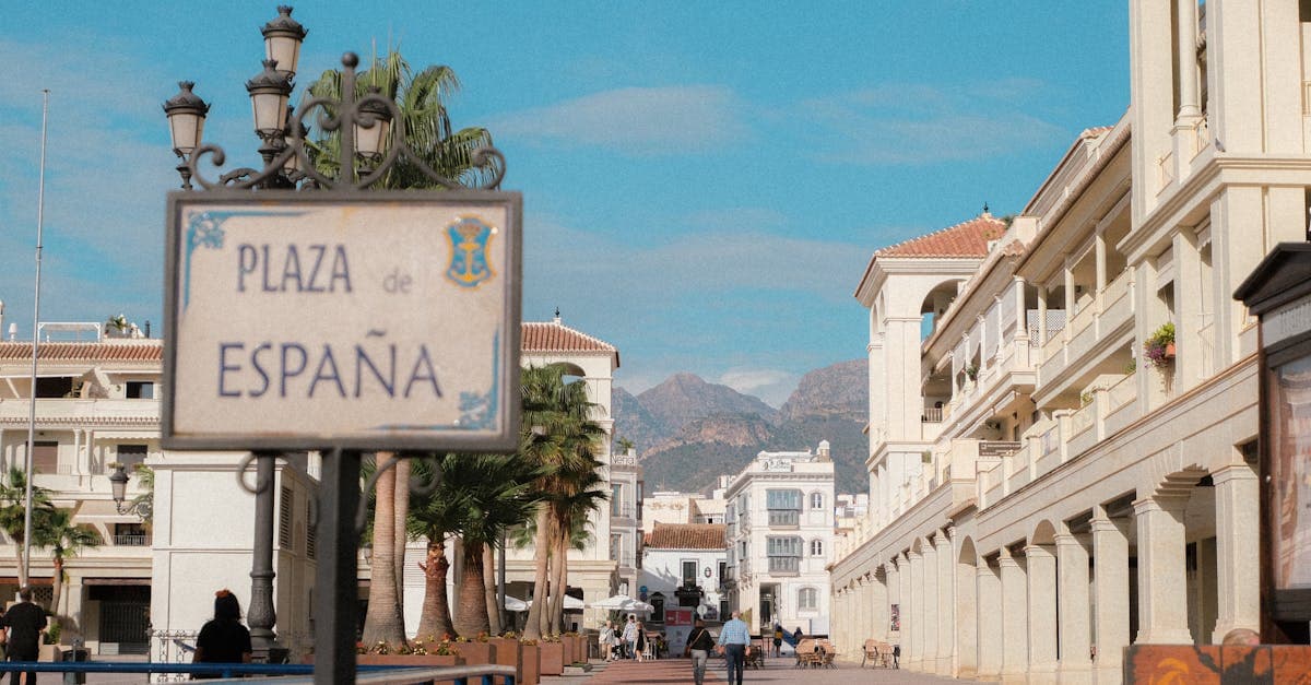 Pittoresk Plaza de España i Nerja, Andalusien med utsikt mot bergen – håll dig uppkopplad under resan.
