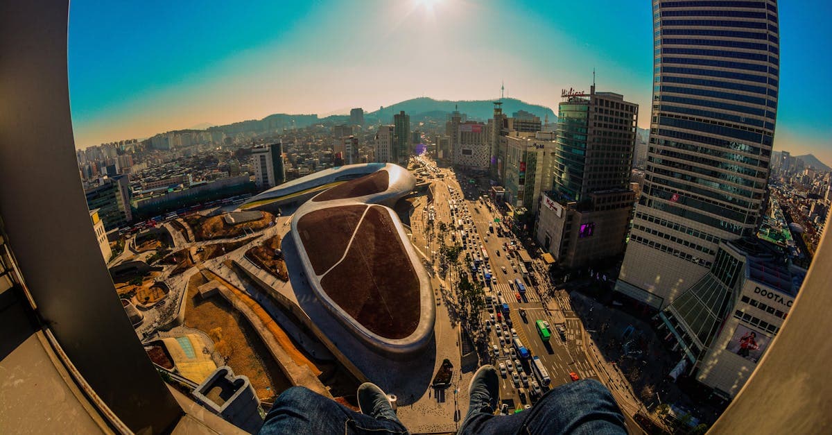 동대문 디자인 플라자와 서울 스카이라인의 어안렌즈 전경, 서울·부산·제주의 노마드 생활 환경을 비교하는 기준점