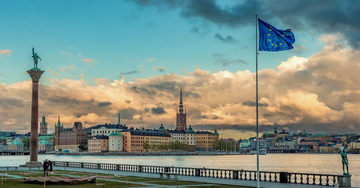 Stockholms vattenfrontvyn med ikoniska byggnader illustrerar skattefrågor för utlandsarbetare