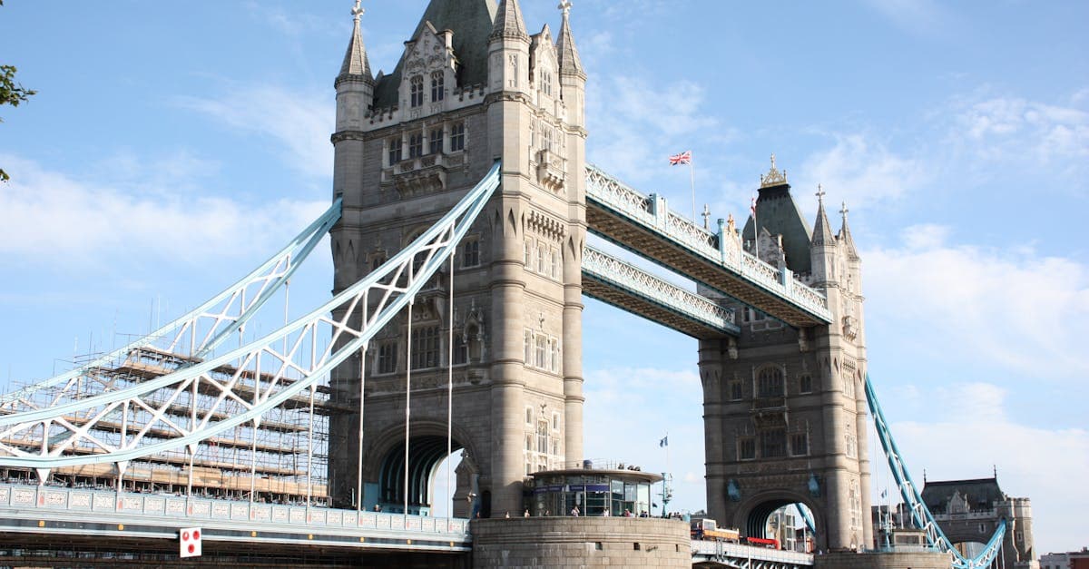 ロンドン 観光の名所タワーブリッジが晴天の青空の下に映える雄大な全景