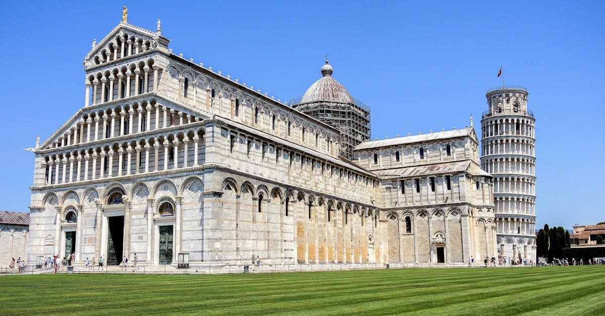 Der Schiefe Turm von Pisa und der Dom an sonnigem Tag