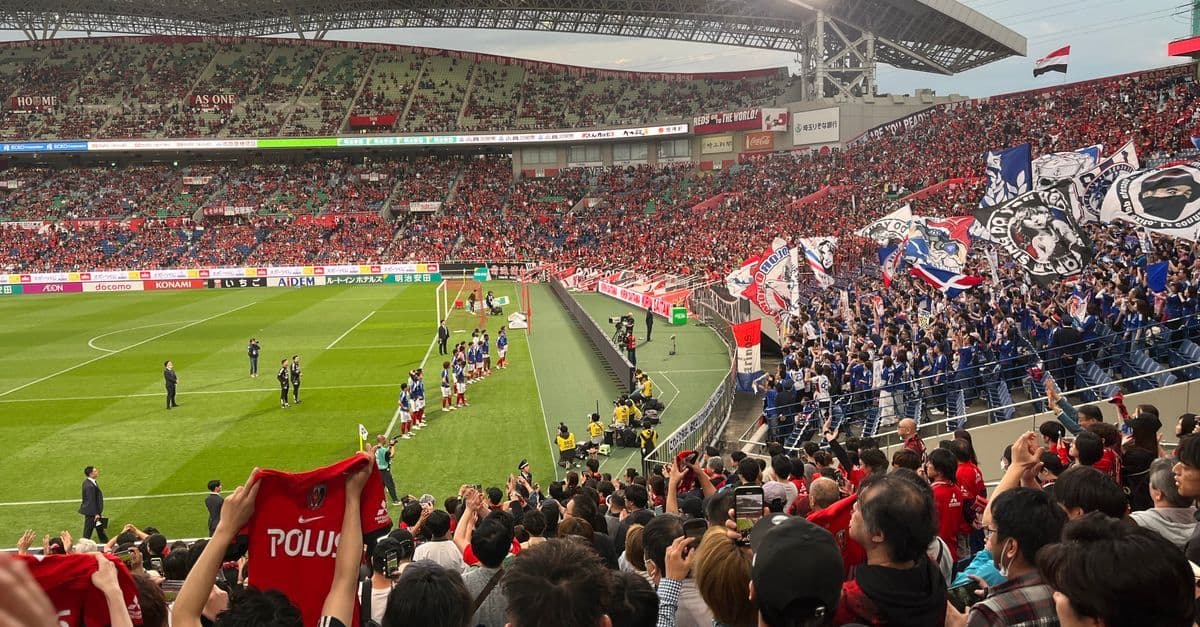 埼玉スタジアムでワールドカップ2026を盛り上げる熱狂的なサポーターたちの応援風景。