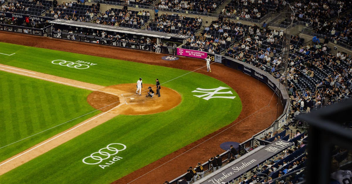 Yankee Stadium en plein match de baseball, incontournable pour les amateurs de sport à New York