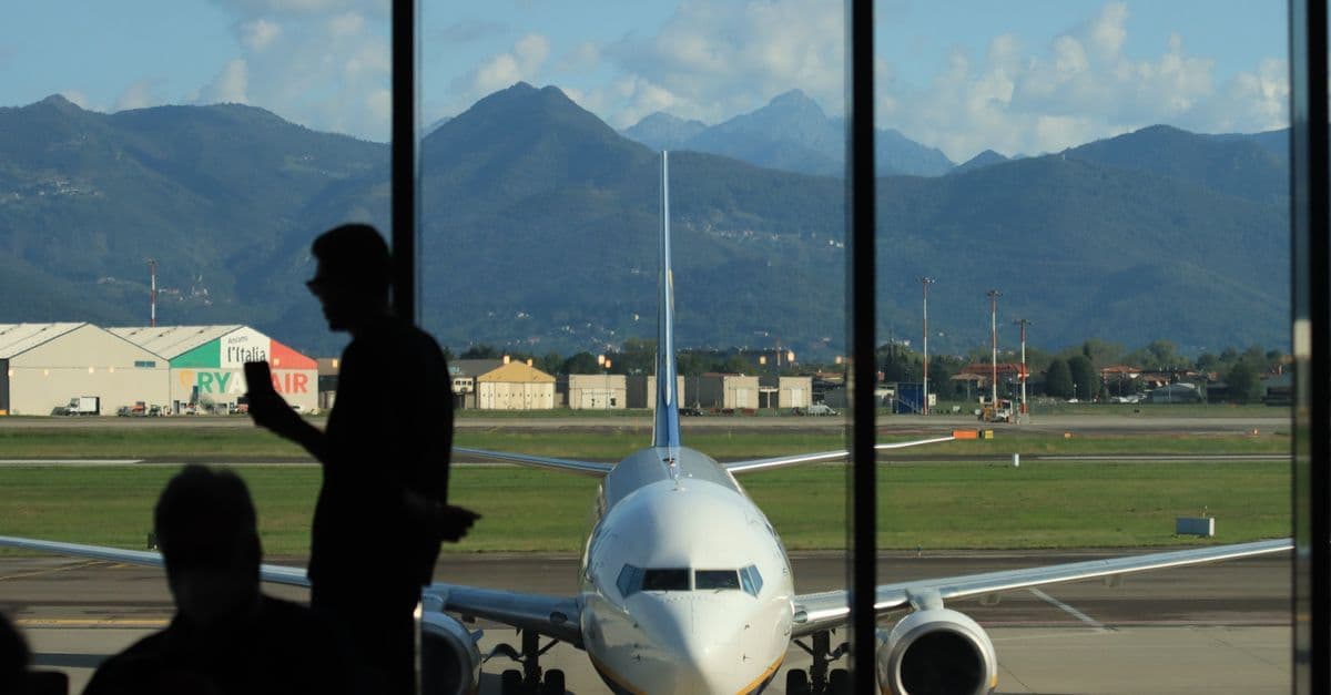 Sagoma di una persona all'aeroporto di Bergamo davanti a un aereo, zona soggetta ad autorizzazione d-flight