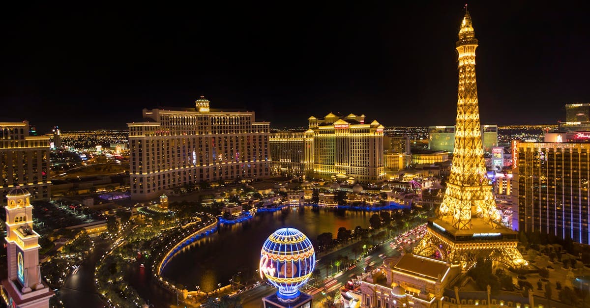 Vista aérea nocturna del Strip de Las Vegas ilustrando cómo funcionan los casinos bonos bienvenida gratis sin depósito