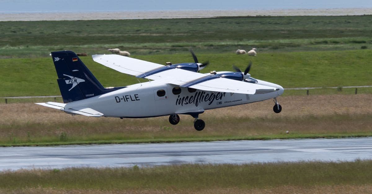 Kleines Propellerflugzeug startet von einem Nebenflughafen auf Rhodos mit Wasserblick im Hintergrund
