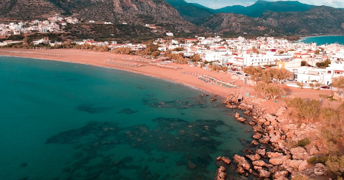 Paleochora Strand aus der Vogelperspektive mit türkisblauem Wasser – aktuelle Meerestemperaturen Wetter Kreta im Blick