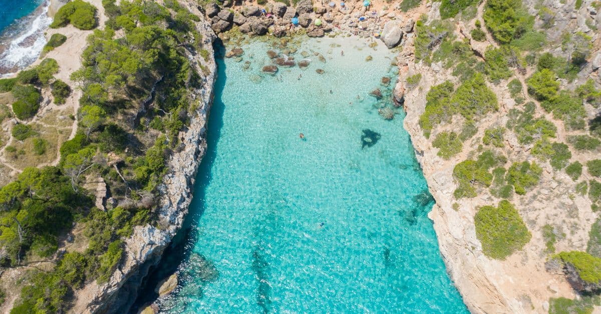 Atemberaubende Luftaufnahme der Bucht Caló des Moro mit türkisem Wasser – Geheimtipp auf Mallorca