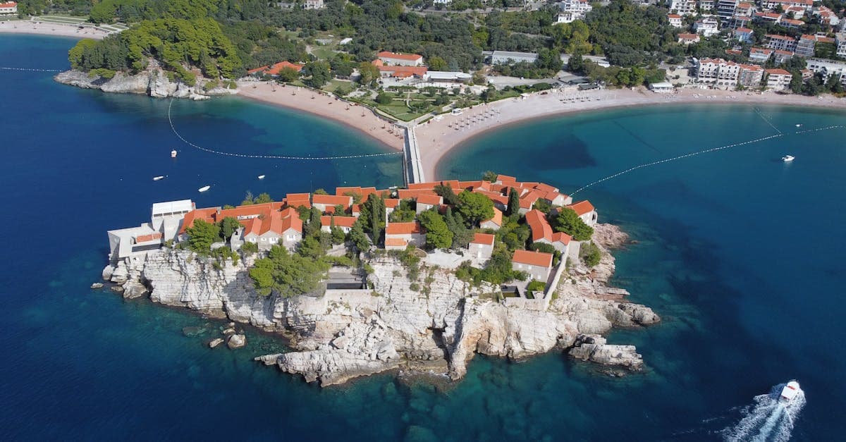 Vista aérea da ilha resort de Sveti Stefan, Montenegro, destino perfeito para roteiros de verão na europa