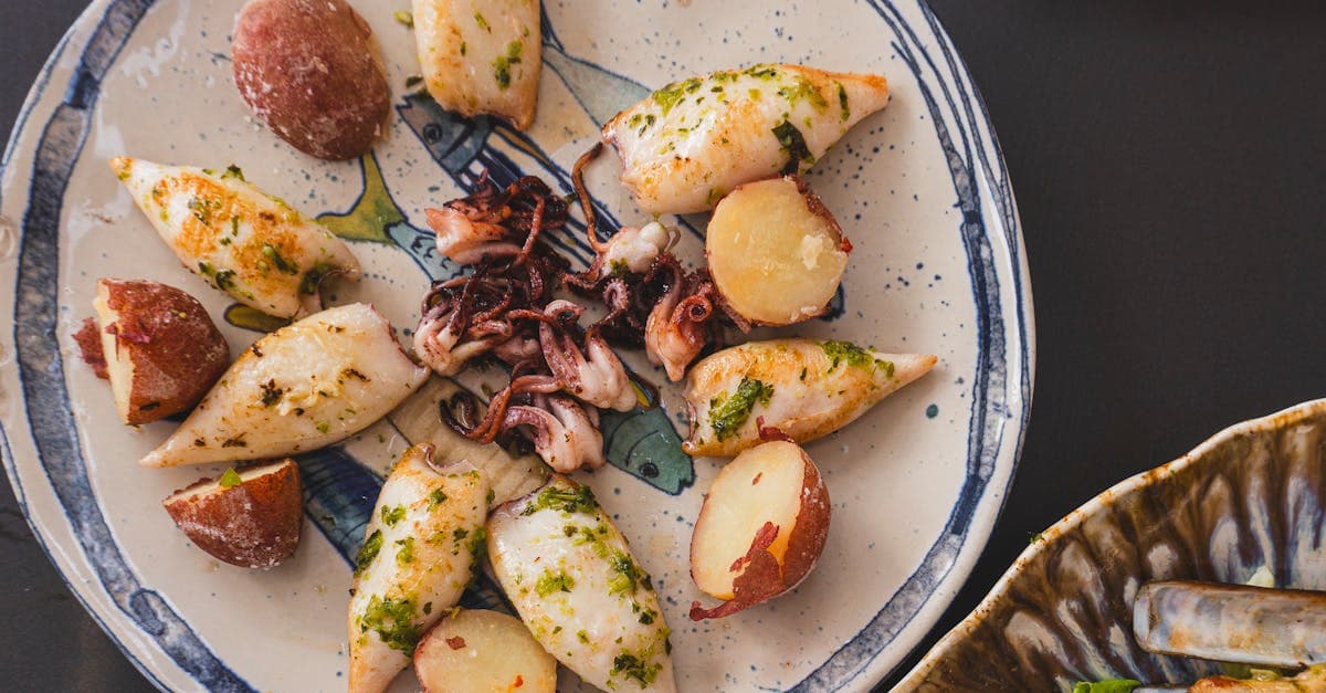 Lula grelhada com batatas em prato de cerâmica, sabor típico da gastronomia algarvia