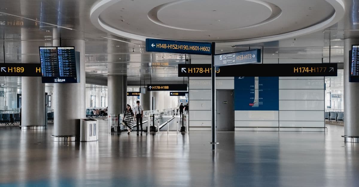 Geräumige Abfertigungshalle des Rhodos Flughafen mit modernen Einrichtungen, Hinweisschildern und reisenden Passagieren