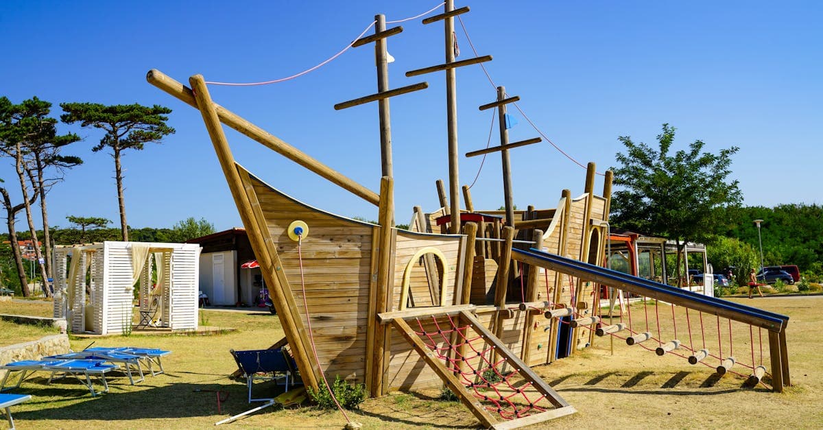 Houten piratenschip als speelparadijs voor kinderen, een voorbeeld van de faciliteiten bij camping Zuid-Frankrijk