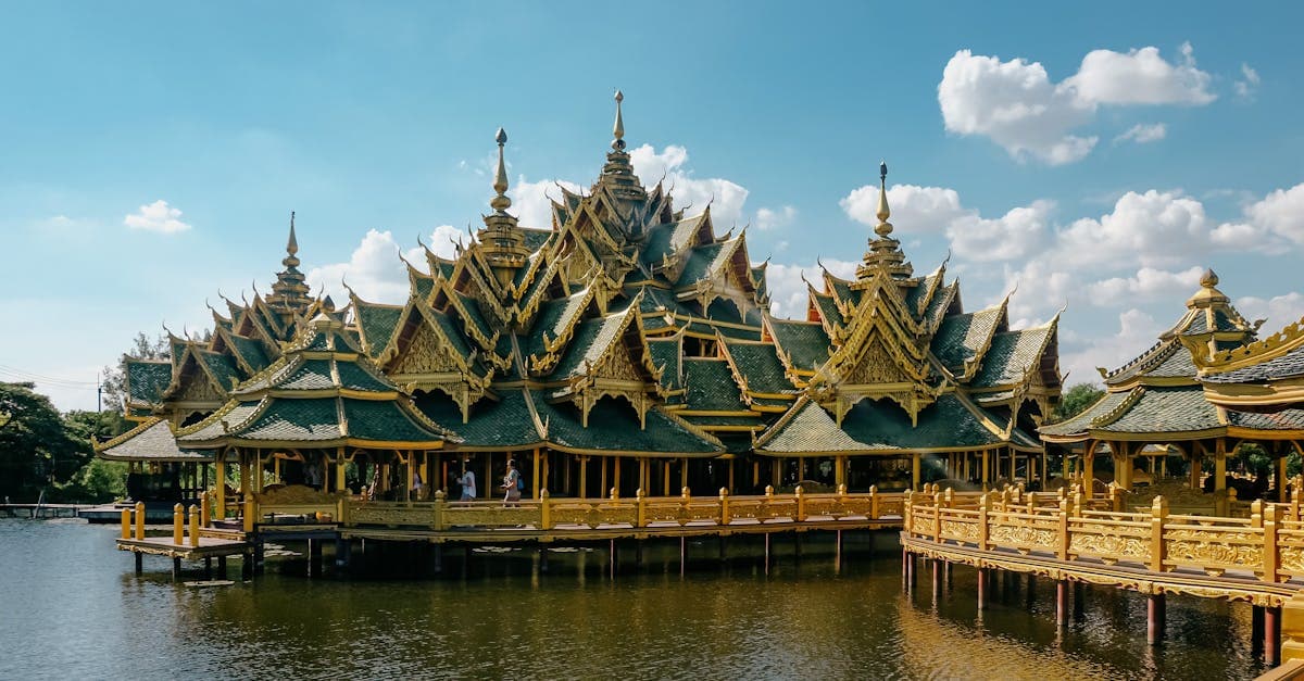 Kunstvoller Thai-Pavillon mit reich verzierten Ornamenten in der Ancient City Bangkok beim Thailand Urlaub