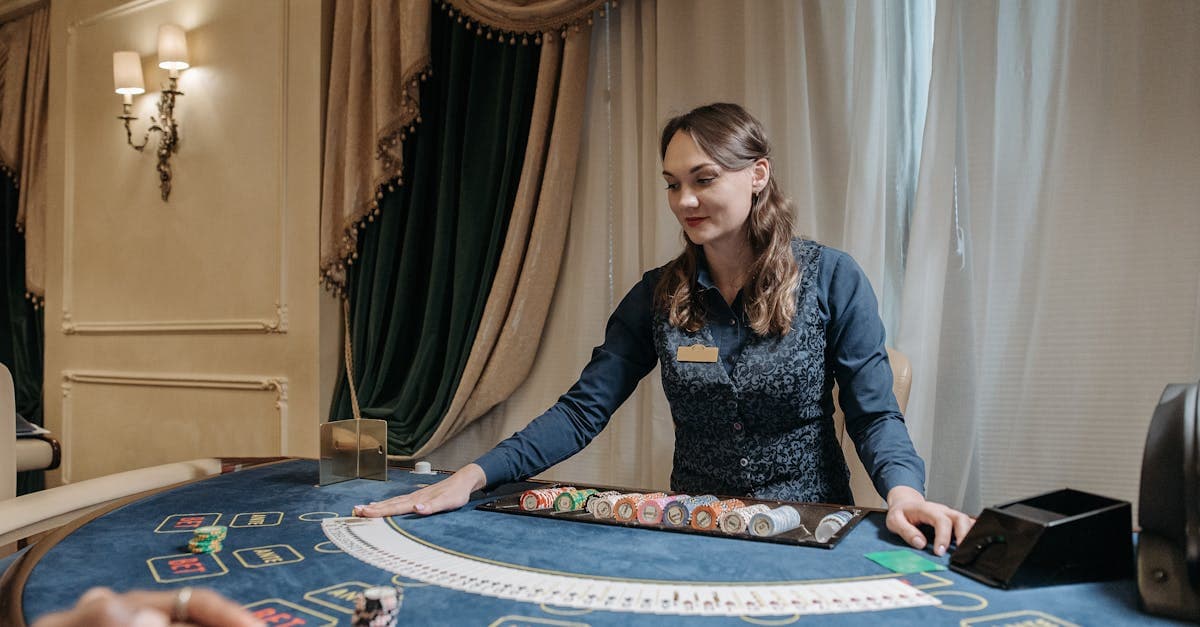 Crupier distribuyendo cartas y fichas en casino elegante que regala hasta 1000 pesos sin depósito en México