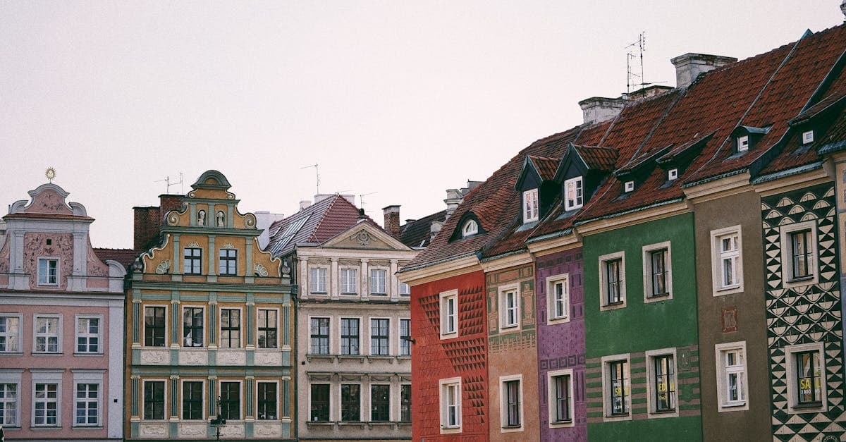 Kolorowe kamienice na europejskim rynku starego miasta ilustrują koszty wycieczki do Pragi