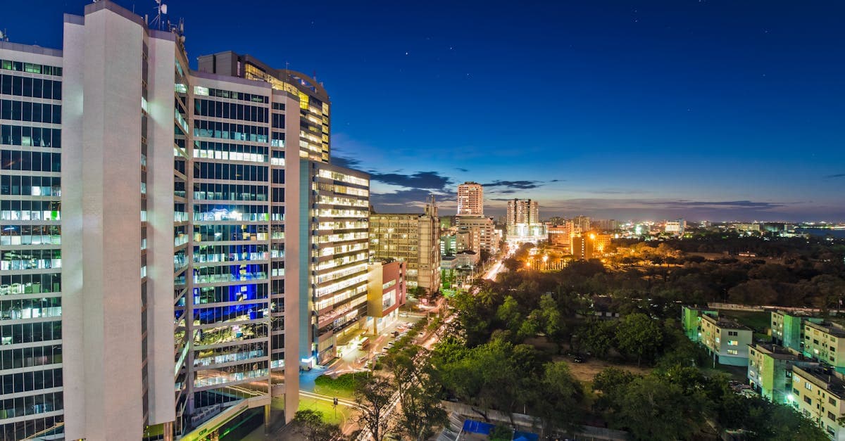 Horizonte nocturno de una ciudad tailandesa con rascacielos iluminados, reflejo de su nivel de desarrollo y seguridad urbana