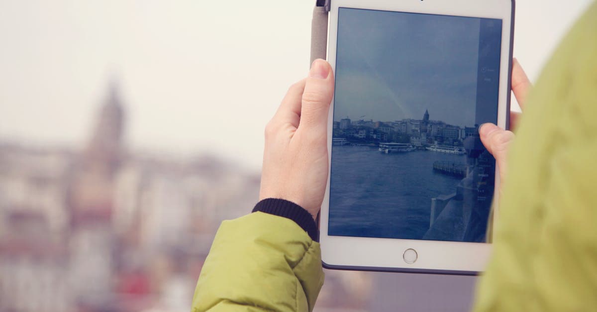 Şehir manzarasını tablet ile fotoğraflayan eller; 3 GB yurt dışı internet paketi fiyatları araştırılıyor
