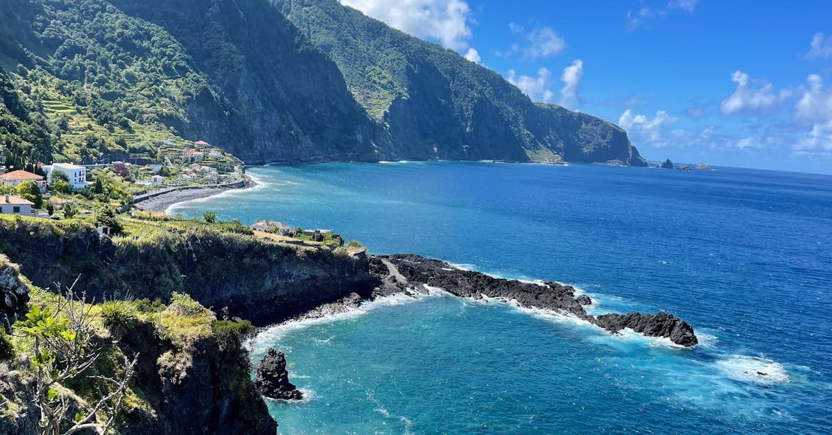 Türkisfarbenes Wasser und schroffe Klippen von Seixal auf Madeira im strahlenden Sonnenlicht