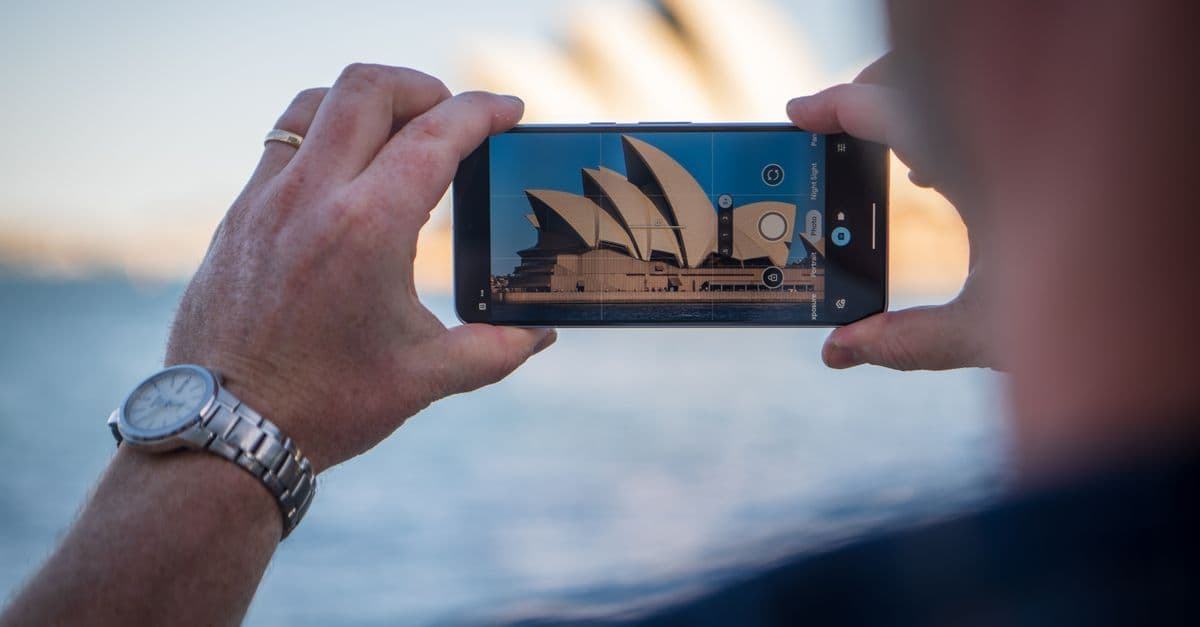 Photographing the iconic Sydney Opera House with a smartphone after arriving from New Zealand.