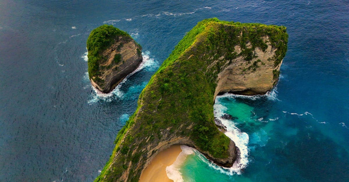 Stunning aerial view of Kelingking Beach in Bali, showcasing turquoise waters and dramatic cliffs.
