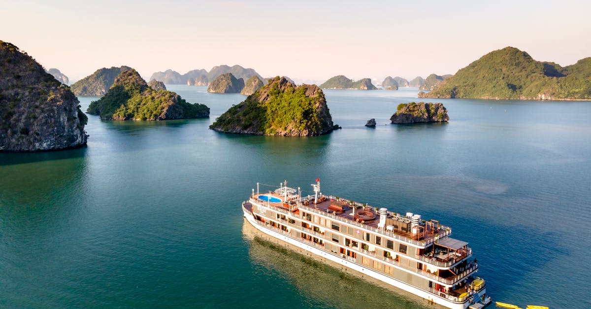 Tàu du lịch hạng sang trên halong bay cruise 2026 giữa khung cảnh đảo đá vôi hùng vĩ