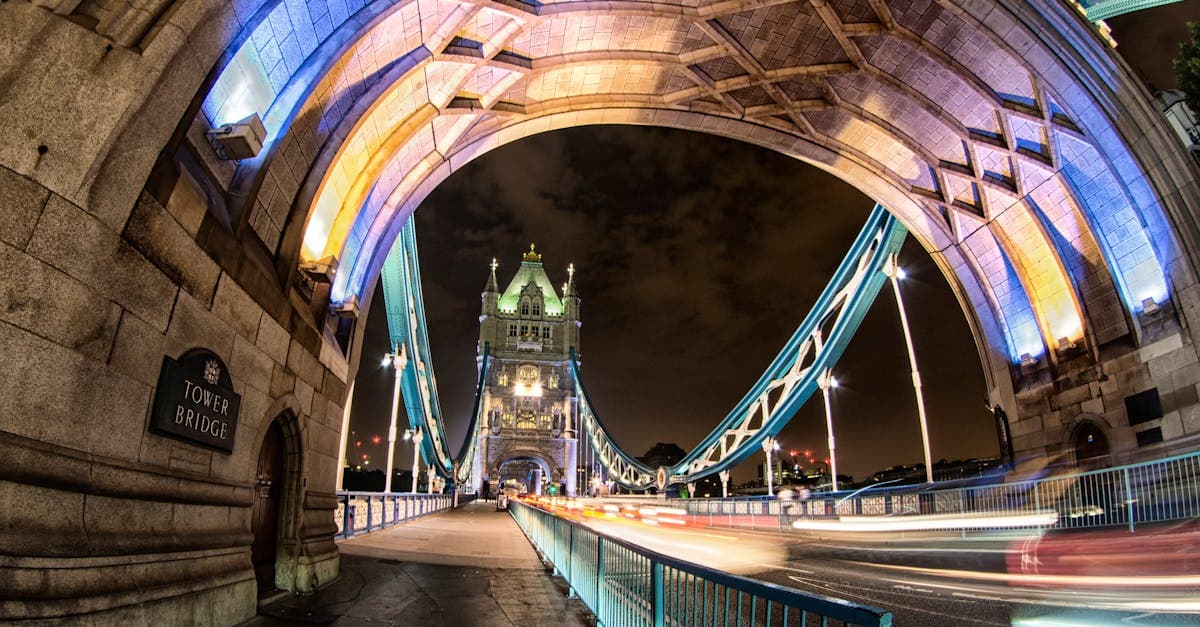 Tower Bridge illuminato di notte, una delle risposte a cosa vedere a Londra in poche ore