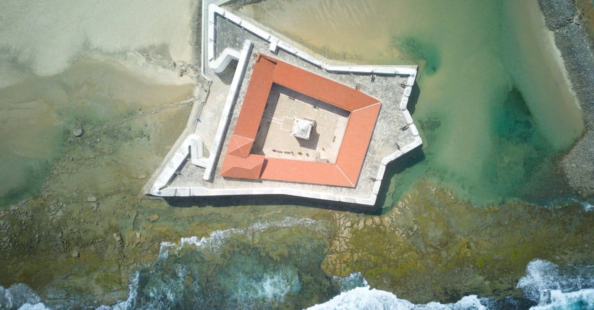 Vista aérea de fortaleza histórica à beira-mar, evocando os países baratos para viajar no Leste Europeu e Norte da África