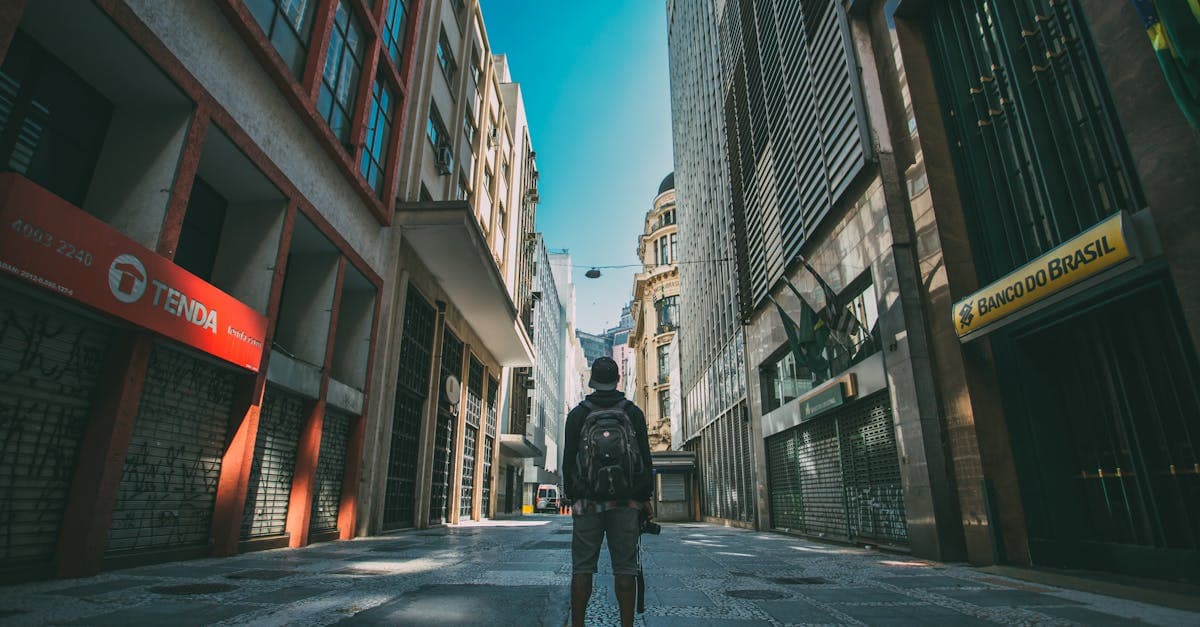 Homem explorando ruas de São Paulo com smartphone conectado via chip internacional