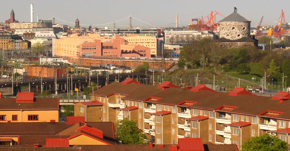 Flygvy över Göteborg med röda tak och ikoniska byggnader under klar himmel