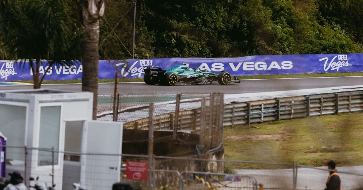 Monoposto di Formula 1 in azione su pista bagnata, protagonista della griglia F1 2026 a San Paolo.
