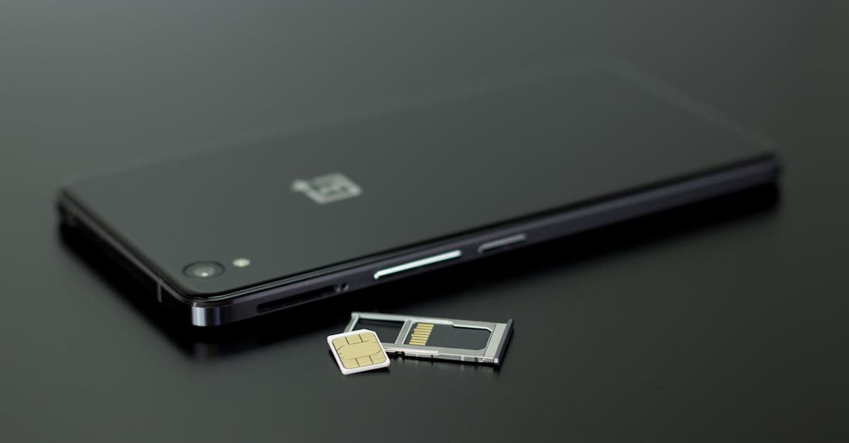 SIMカードとスマートフォンのクローズアップ、eSIM vsモバイルローミングの通信技術を比較