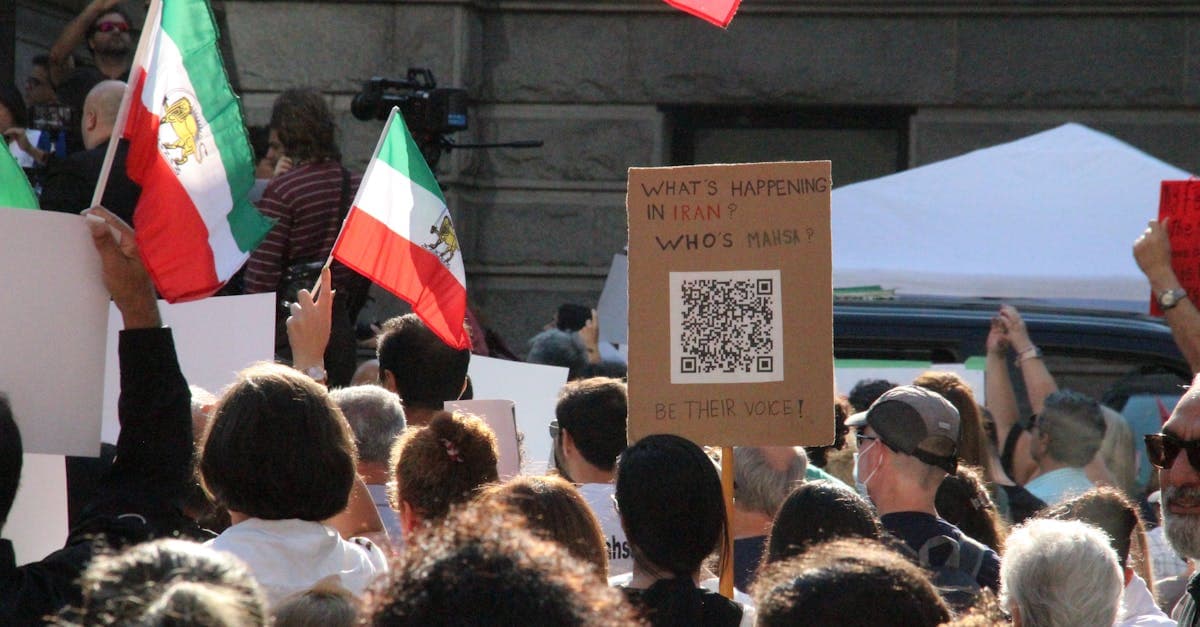 Demonstranten mit iranischen Fahnen als Symbol für eSIM-Krisenvorsorge im Krieg USA Iran
