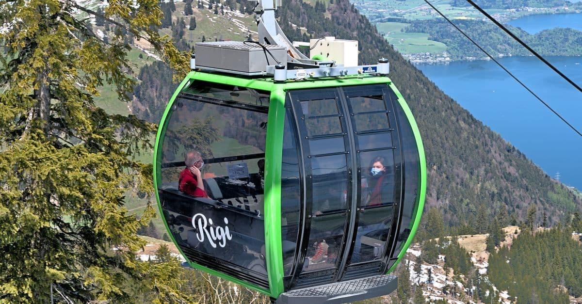 Seilbahnfahrt über die Schweizer Alpen mit Blick auf den Vierwaldstättersee – entdeckt mit Rinori Travel.