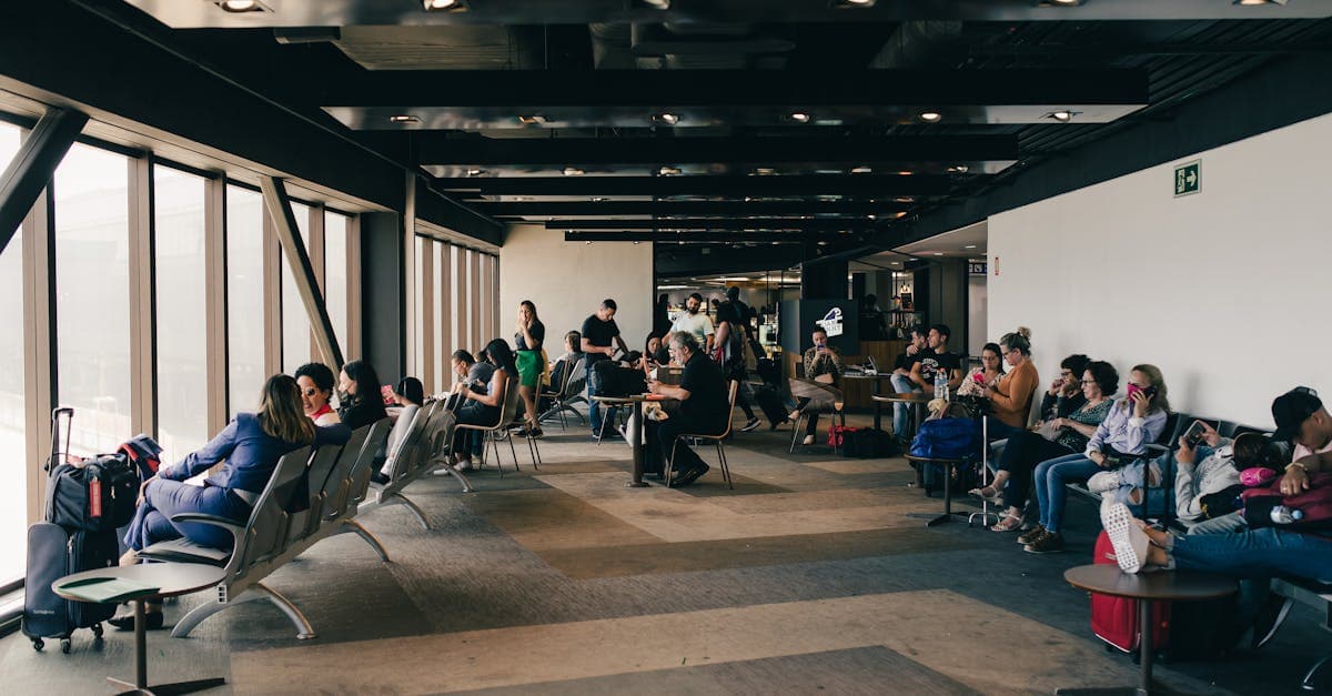 Viajeros descansando en sala de espera de El Paso International Airport antes de vuelos nacionales e internacionales