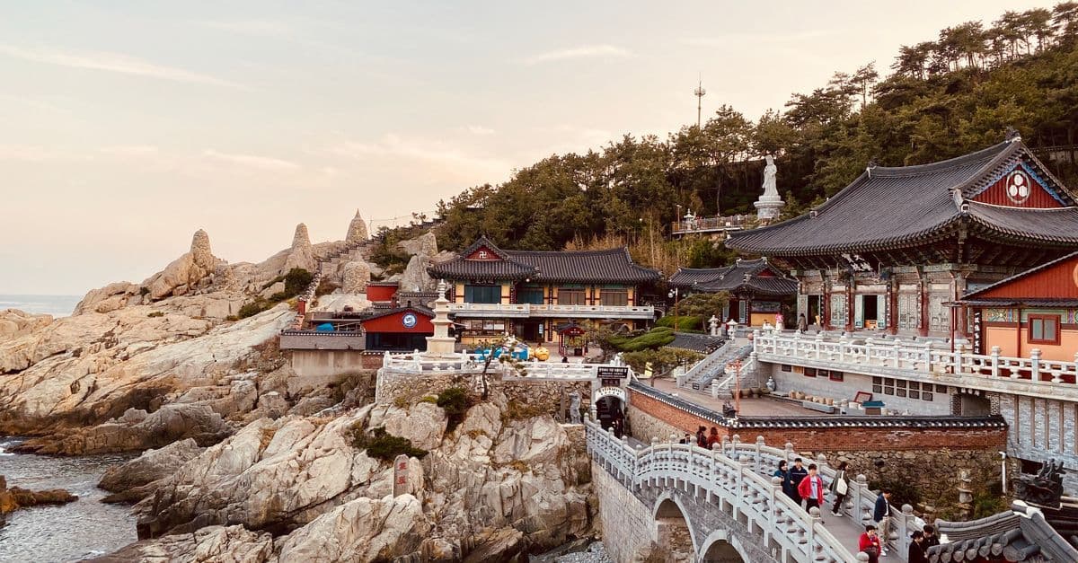한국 7일 여행 itinerary에 포함된 부산 해동용궁사의 황금빛 일몰 절경