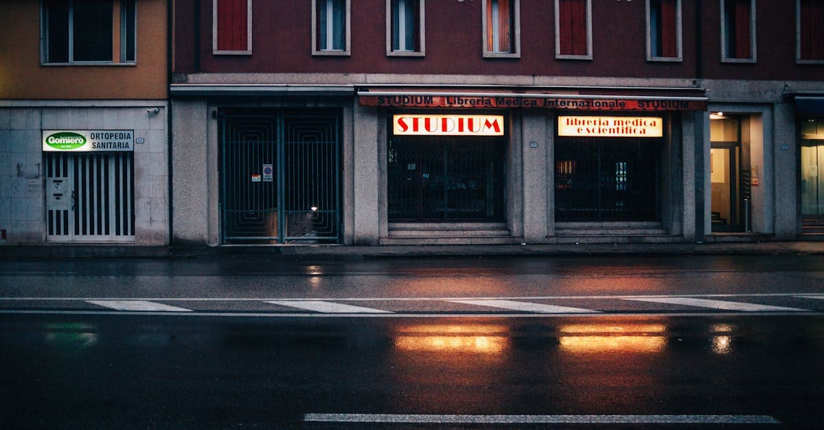 Vetrine illuminate di notte a Padova, Italia, con i limiti di copertura della tessera sanitaria europea