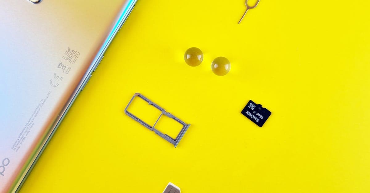Mobiltelefon med simkort og bakke på gul baggrund illustrerer dual-SIM med to abonnementer