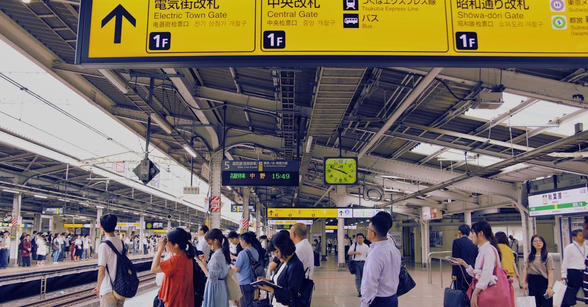 旅行者がeSIMや現地SIMを活用する東京の混雑した駅、翻訳アプリも欠かせない旅の通信手段