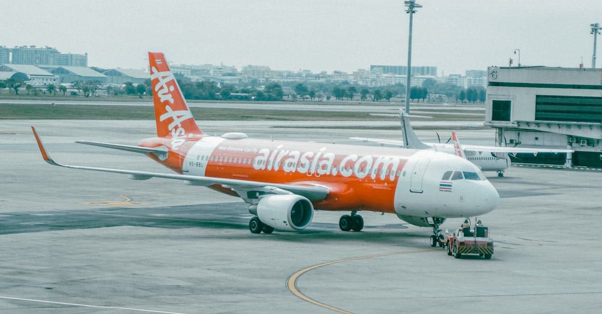 เครื่องบิน AirAsia จอดอยู่บนลานจอดสนามบินกลางเมือง สำหรับผู้ที่ประสบปัญหา airasia check in ไม่ผ่าน