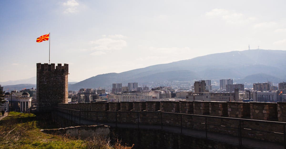 Vista aerea di Sarajevo con tetti storici e minareti, tra le mete economiche europa nei Balcani
Il budget giornaliero a Belgrado oscilla tra i 25 e i 38 euro, con pasti in trattoria tra i più economici dei Balcani e birre a meno di 2 euro. I voli a/r dall'Italia restano facilmente sotto i 70 euro nella maggior parte dei periodi dell'anno. Il conto finale, però, può sorprendere se non si pianifica la connettività mobile in anticipo.
Sarajevo ha costi analoghi, ma un'atmosfera architettonica unica nel continente: moschee ottomane, edifici austro-ungarici e condomini socialisti convivono in pochi isolati del centro. Tra le esperienze urbane più singolari d'Europa.
La connettività è dove il calcolo si complica. TIM blocca spesso i dati fuori UE nei piani base; Vodafone Italia applica tariffe extra-RLAH che possono superare i 10 euro al giorno. Sette giorni a Belgrado senza add-on possono aggiungere tra i 70 e gli 80 euro a una vacanza da 200 euro di vitto e alloggio, capovolgendo la convenienza della meta.
Attivare una eSIM prima della partenza risolve il problema in modo diretto. HelloRoam propone piani dati per i Balcani con attivazione immediata all'atterraggio e tariffe senza sorprese in bolletta. Per soggiorni brevi, sotto i cinque giorni, l'eSIM è quasi sempre la scelta più conveniente; per chi si ferma più a lungo, vale la pena confrontare con le SIM locali disponibili sul posto.
Tirana, Skopje e le nuove mete low cost dei Balcani
![Panorama dalla Fortezza di Skopje con vista sulla città e bandiera macedone, nuova meta low cost balcanica