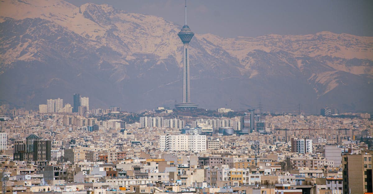 Luftaufnahme von Teheran mit Milad-Turm zeigt direkt betroffene Stadt im Krieg USA Iran