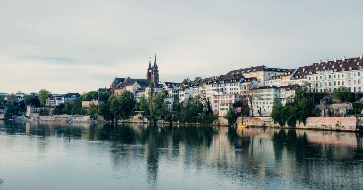 Historische Rheinpromenade in Basel – Ausgangspunkt für günstige Flüge ab dem Flughafen Basel-Mulhouse.