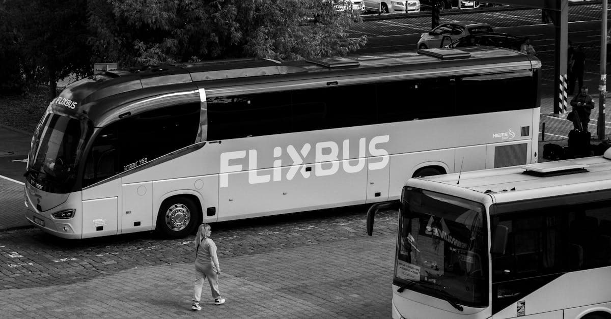 Geparkter Fernbus mit wartenden Fahrgästen am Vienna International Bus Terminal und seinen Einrichtungen